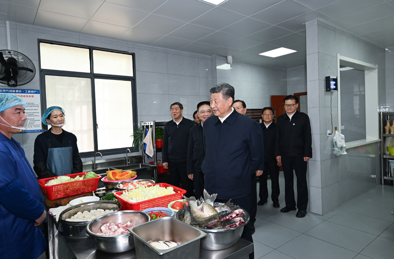 2024年11月5日，習(xí)近平總書記在湖北咸寧市嘉魚縣潘家灣鎮(zhèn)四邑村養(yǎng)老服務(wù)驛站食堂考察。